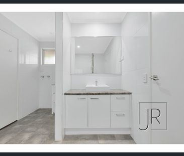 Thoughtfully renovated first floor apartment on Chevron Island - Photo 4