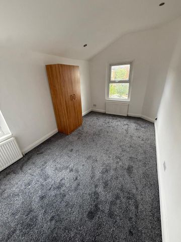 3 bedroom flat to rent - Photo 2