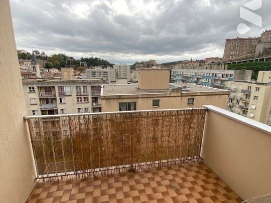 Appartement avec 3 chambres et balcon, à proximité des commerces et de la gare routière. - Photo 1