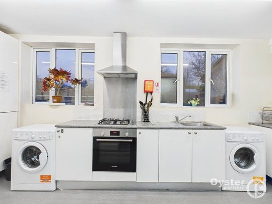 End of terrace house to rent - Photo 1