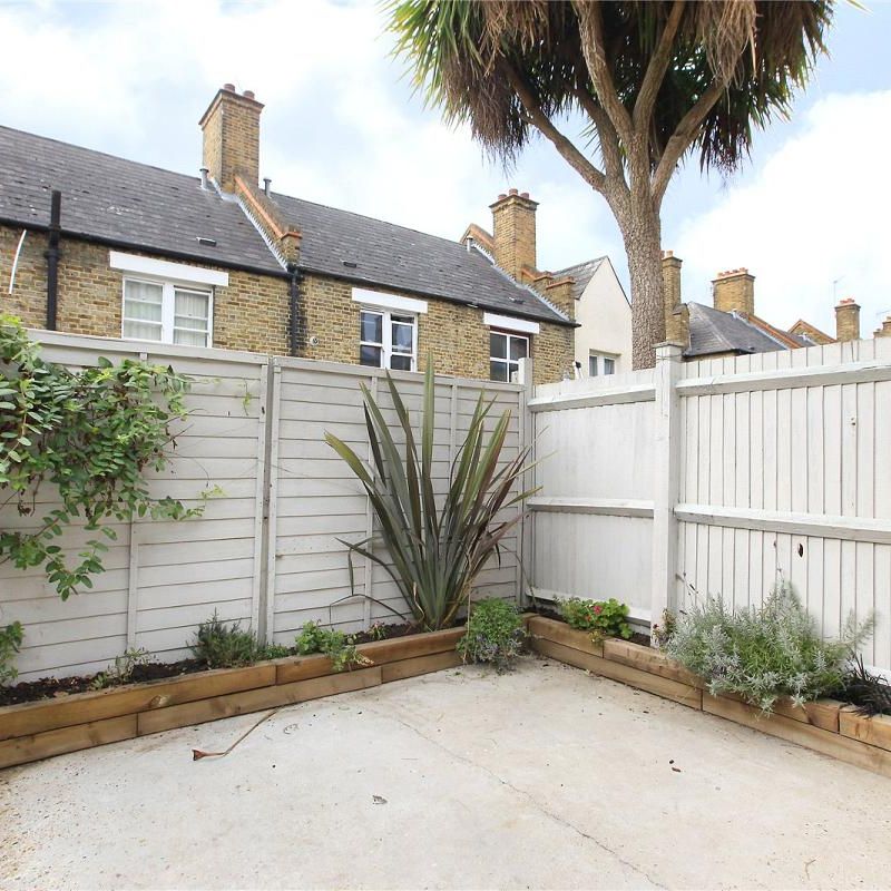 2 bedroom house in Tooting - Photo 1