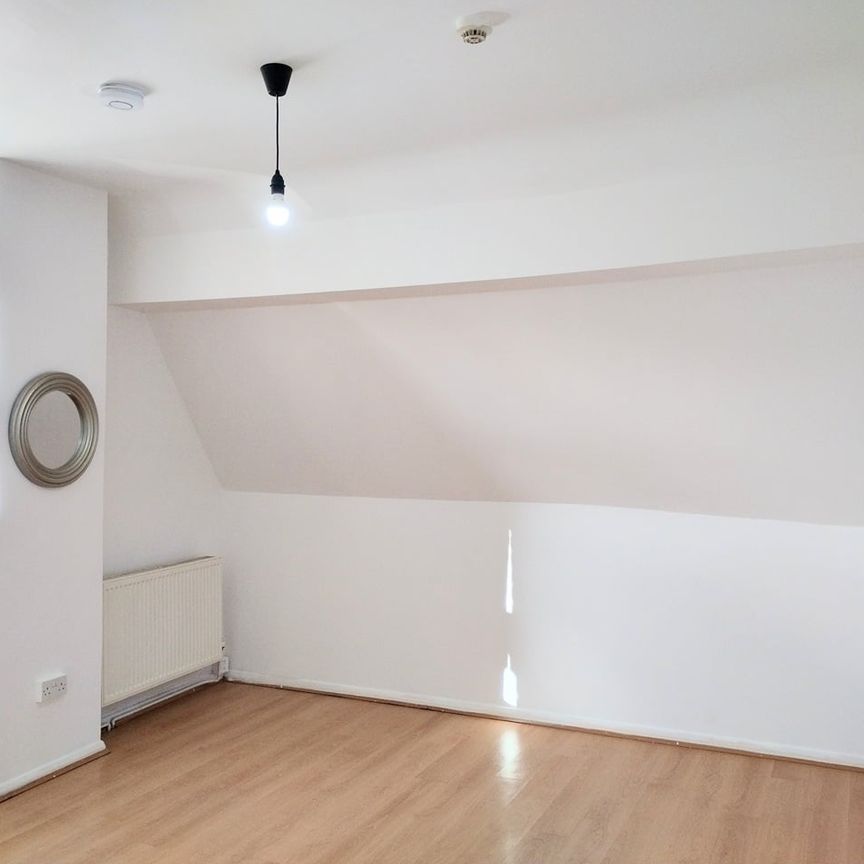 Studio Flat, Hollyshaw Lane, LS15 - Photo 1