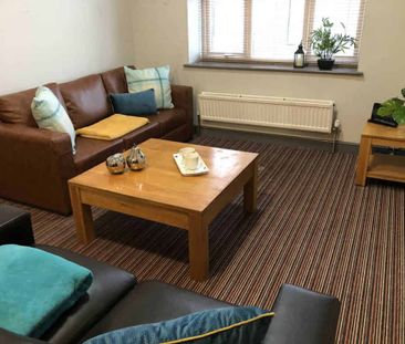 Deluxe Bedroom - Photo 4