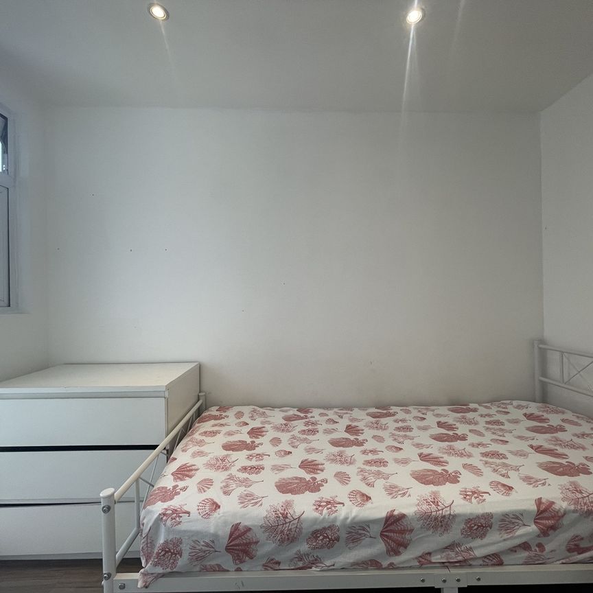 Studio Flat, Bennett Road, E13 - Photo 1
