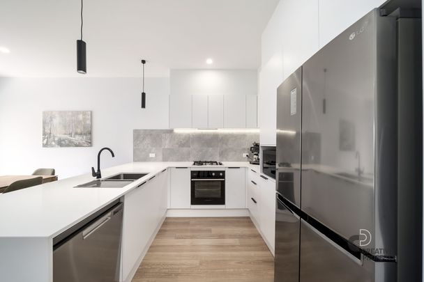Architecturally designed modern family home - Photo 1