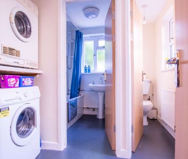 Great location for all universities! - Photo 3