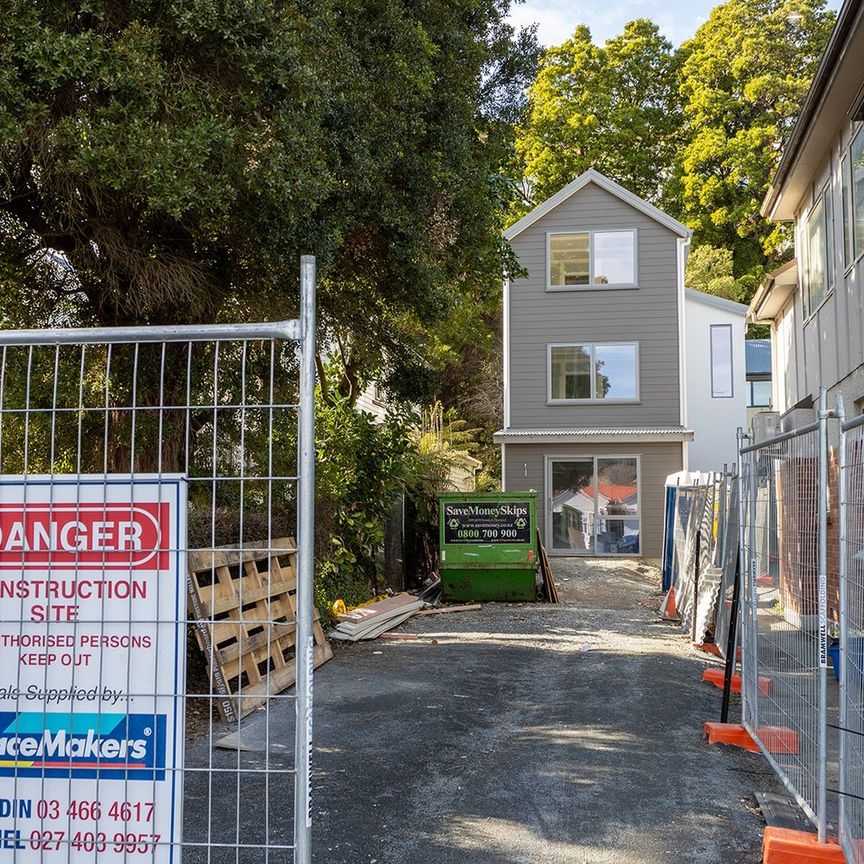 Brand-New Studio Complex - Only meters from the University! - Photo 1