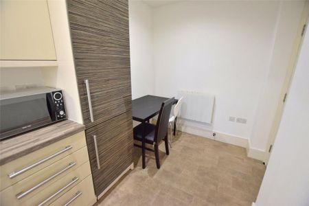 3 bedroom flat to rent - Photo 2