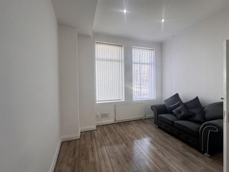 3 bedroom flat to rent - Photo 2