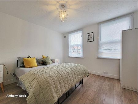 4 bedroom terraced house to rent - Photo 3