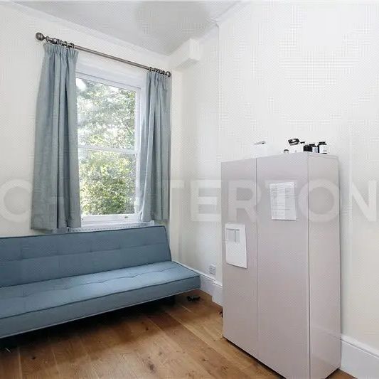 2 bedroom flat in London - Photo 2