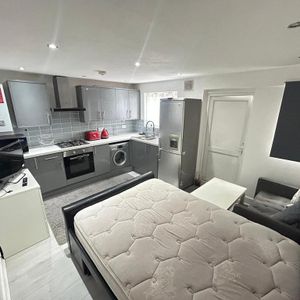 Studio to rent - Photo 2