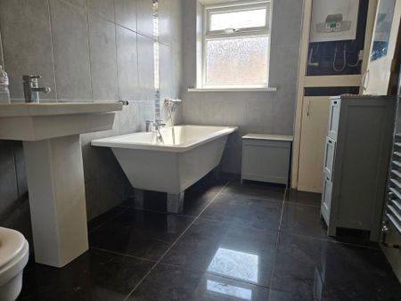 3 bedroom flat to rent - Photo 3