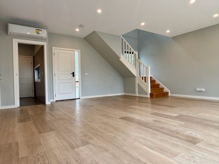 Luxurious townhouse, heart of Blackburn South - Photo 2