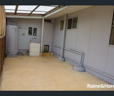 4 Bedroom, 2 Bathroom home - Close to town! - Photo 3
