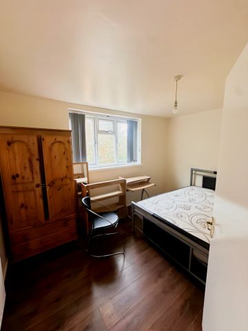 4 Bed 2 Bath - Photo 4