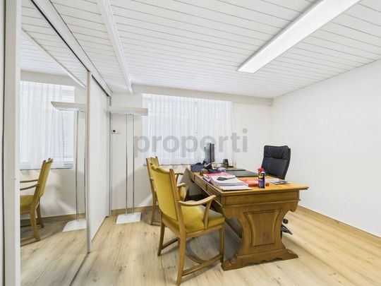 Vielseitiges 7-Zimmer-Einfamilienhaus in Widen (ideal für Wohnen und Büro) - Photo 1