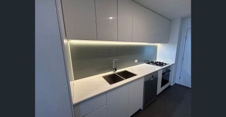 Modern 2-bedroom, 2-bathroom apartment with partial furniture - Photo 3