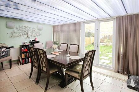 Latchetts Shaw, Kingswood, SS16 - Photo 2