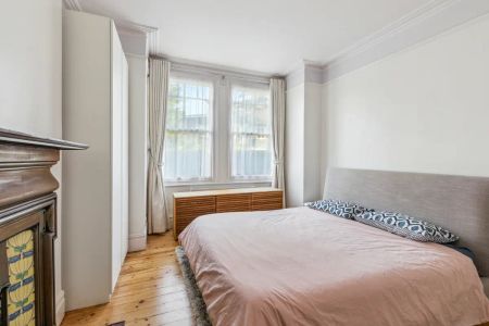 2 bedroom maisonette in Battersea - Photo 2