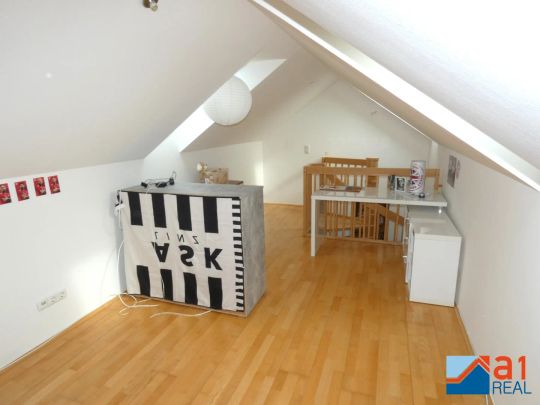 Schöne Dachgeschoßwohnung in Alberndorf mit Terrasse & Parkplatz! - Photo 1