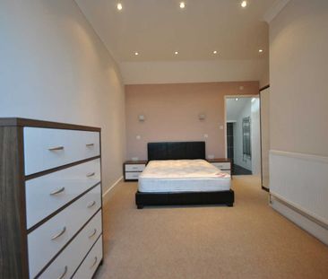 Flat to rent - Waverley Crescent, Plumstead, SE18 - Photo 1