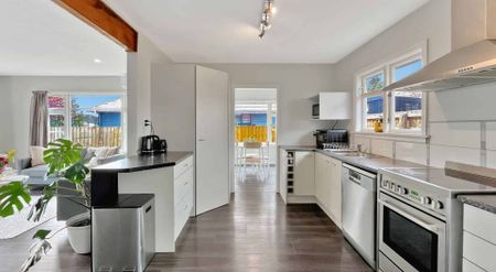 HEI HEI - THREE BEDROOMS, NEW HEAT PUMP, OFF STREET PARKING - Photo 4
