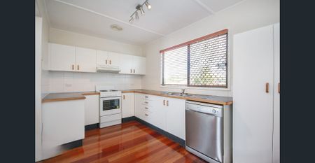 Three Bedroom Home in Clontarf with Side Access! - Photo 3