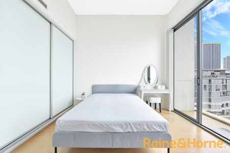 Furnished Stunning Top Floor High Ceiling 1 Bedroom + Study Apartment In Rhodes - Photo 4