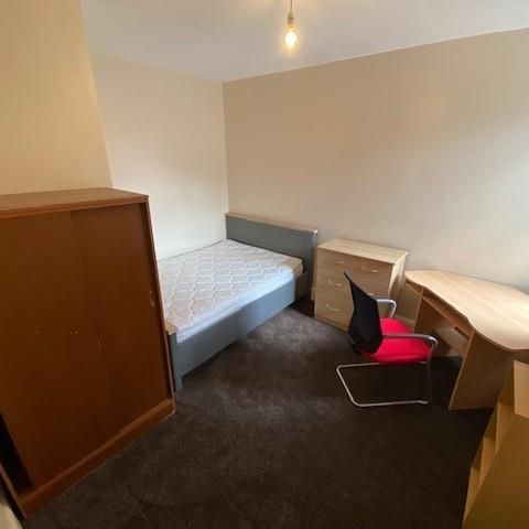 7 bedroom private hall to rent - Photo 1