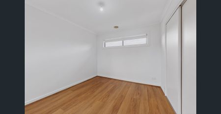 STUNNING TOWNHOUSE - Photo 2