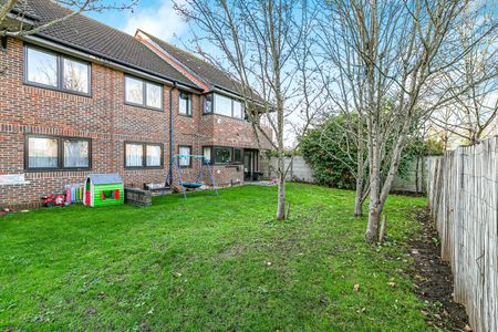 Rosslyn Close, Sunbury On Thames, Middlesex, TW16 7NN - Photo 5