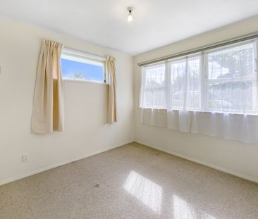 Sunny 2-Bedroom Unit for Rent – Prime Location, Water Included - Photo 6