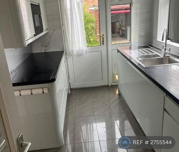 3 bedroom semi-detached house to rent - Photo 6