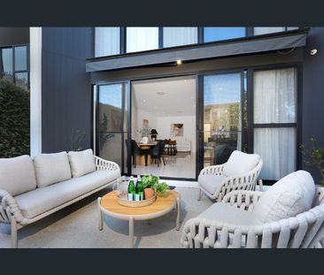 Executive Rental – Royal Pines Luxury - Photo 1