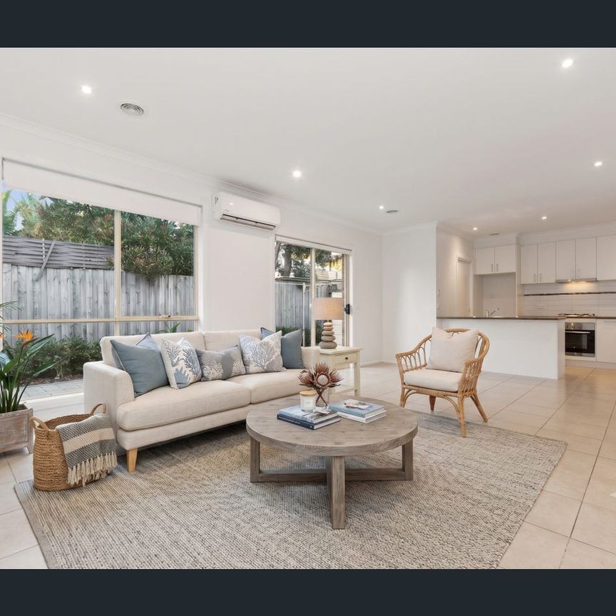 *** 2 bdrm 1.5 bath, Quiet courtyard, Near Schools, Shops, and Transport. - Photo 1
