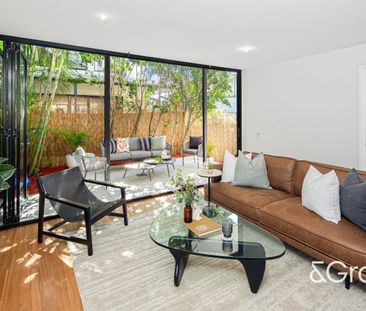 Spacious with dual outdoor living in prime Milton location - Photo 2