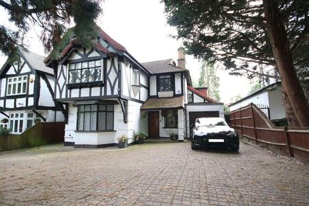 Canons Drive, Edgware, Middlesex, HA8 - Photo 3