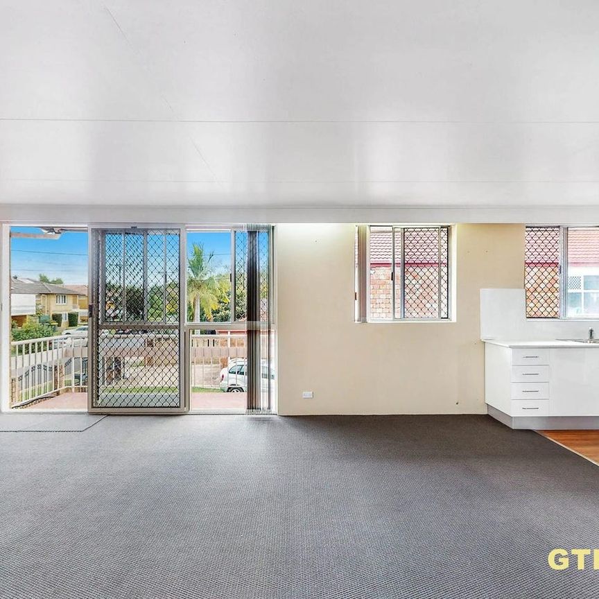 Top Floor 2 Bedroom Unit in Prime Location - Photo 1