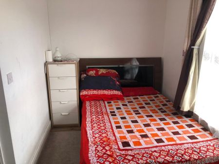 3 bedroom flat to rent - Photo 2