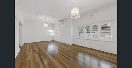 Beautifully Updated Family Home in a Prime Malvern East Pocket - Photo 2