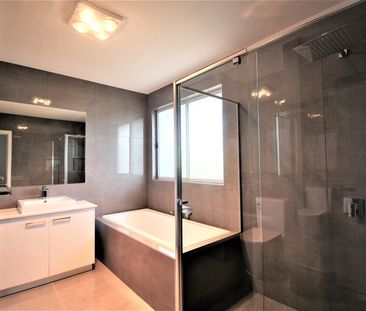 THREE BEDROOM TOWNHOUSE IN SOUGHT AFTER LOCATION! - Photo 3
