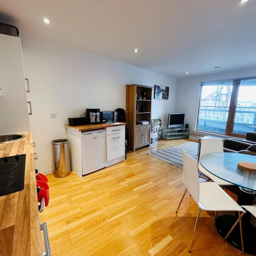 2 bedroom Flat To Let - Photo 1