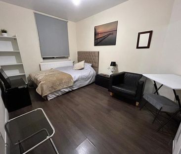 1 bedroom in a house share to rent - Photo 2