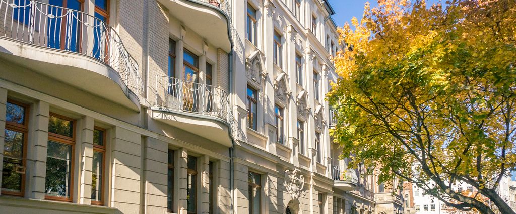 Dachgeschosswohnung mit Einbauküche - Foto 1