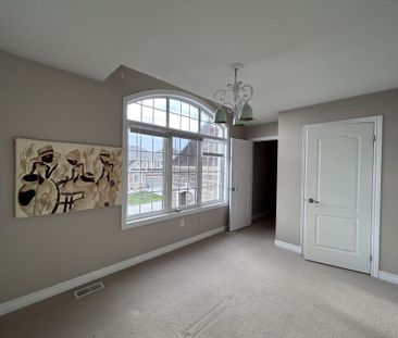 For Lease - 438 Kwapis Boulevard, Newmarket, Ontario - Photo 4