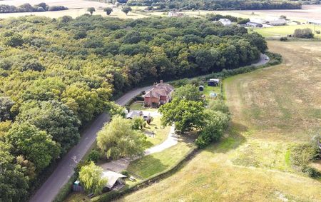 Beautiful semi-detached cottage in a rural setting on the outskirts of Woodchurch village - Photo 2