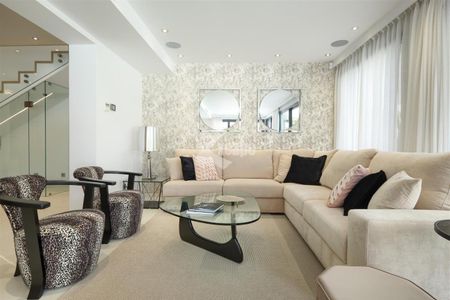 Beautiful Contemporary Villa Totally Renovated for rent in Nueva Andalucia Marbella - Photo 3