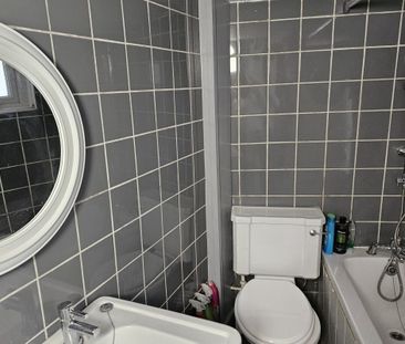 Roundhill Crescent - Photo 6