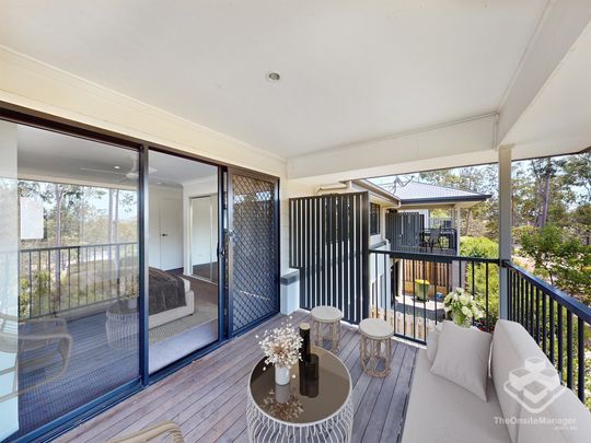 2 LEVEL 3 BEDROOM TOWNHOUSE - Photo 1